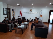 Ketua Siwo PWI Pusat Gungde Ariwangsa bersama pengurus saat audensi dengan Ketua Umum KONI Pusat, Rabu (17/3/2021). [Foto: ist]