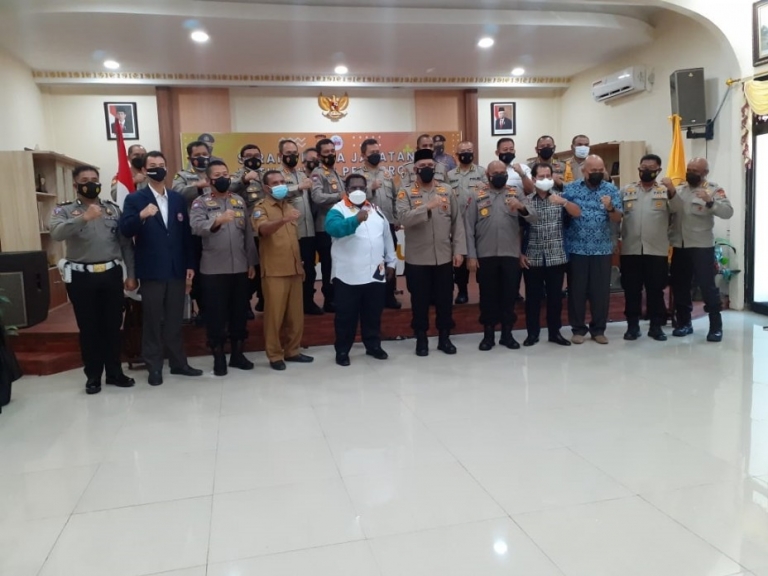 Serah terima Jabatan Ketua PBVSI Papua di Polda Papua, Selasa (9/3/2021). [Foto: Diskominfo Papua]