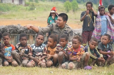 Anggota Polisi dan warga Suku Dani di Papua. [Foto: Humas Polri]