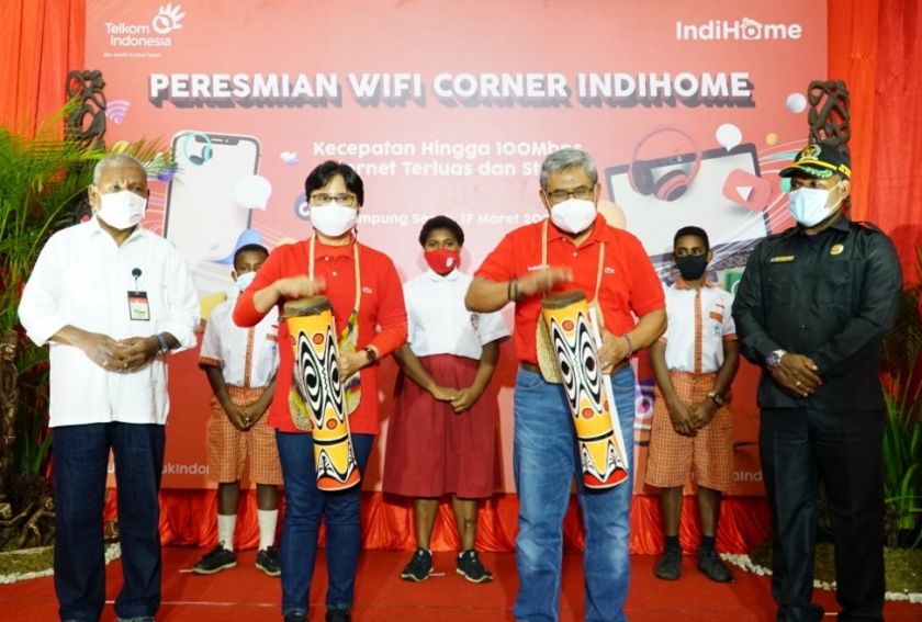 Ketua DPRD Kabupaten Jayapura Klemens Hamo & Bupati Jayapura Mathius Awoitauw menyaksikan peresmian Wifi Corner (WiCo) IndiHome oleh Direktur Consumer Service Telkom FM Venusiana R & Direktur Network & IT Solution Telkom Herlan Wijanarko di Kampung Sereh, Jayapura, Rabu (17/3). [Foto: Dok. Telkom Indonesia]
