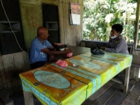 Kapolsek Muara Tami AKP Jubelina Wally, S.H., M.H sambangi Ondoafi Skouw Wutung Bpk.Stanis Tanfa Cilong di Kampung Mosso Distrik Muara Tami, Jumat (19/3) Siang. [Foto: Dok. Humas Polri]