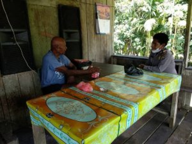 Kapolsek Muara Tami AKP Jubelina Wally, S.H., M.H sambangi Ondoafi Skouw Wutung Bpk.Stanis Tanfa Cilong di Kampung Mosso Distrik Muara Tami, Jumat (19/3) Siang. [Foto: Dok. Humas Polri]