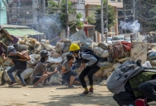 Pengunjuk rasa anti kudeta di Yangon, Myanmar. [Foto: AP]