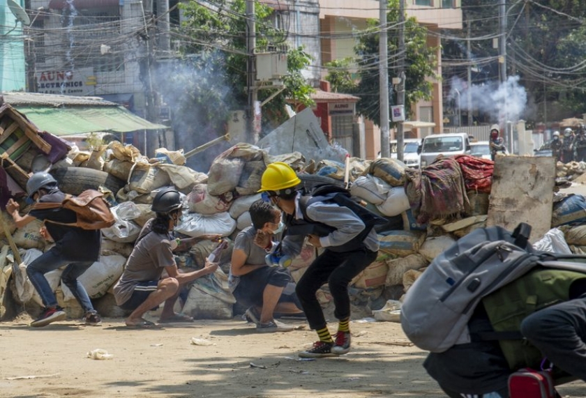 Pengunjuk rasa anti kudeta di Yangon, Myanmar. [Foto: AP]
