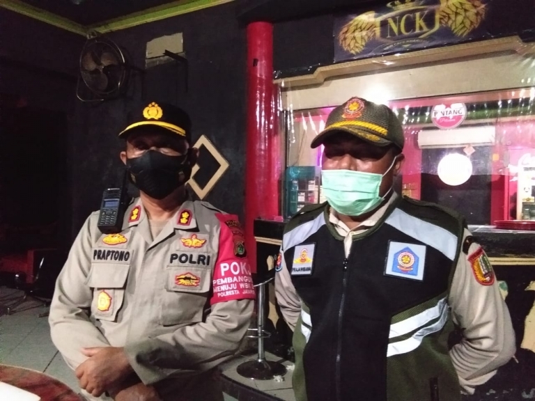 Wakapolres Jayapura Kota, AKBP Supratono saat diwawancarai tim jagapapua.com di salah satu tempat hiburan malam didampingi Kasat Pol PP,  Muhlisin Ningkeula. [Foto: LR]