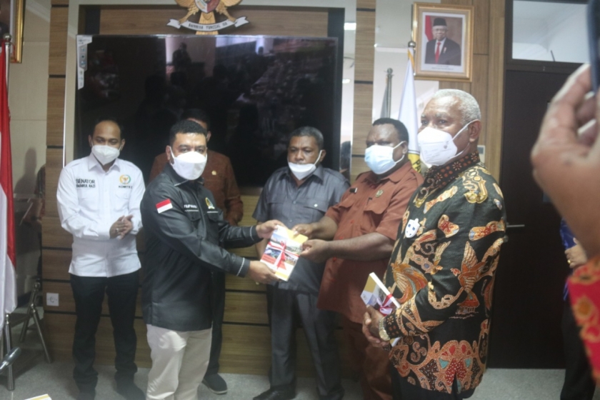 Senator Filep Wamafma dalam pertemuan Komite I DPD RI dan Pemprov Papua Barat. [Foto: Jaga Papua/WRP]