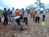Gubernur Papua Barat dan Kepala Balai Wilayah Sungai Papua Barat saat menanam pohon dan tanaman di lokasi Bendung Aimasi, Kabupaten Manokwari, Senin (22/3). [Foto: WRP]