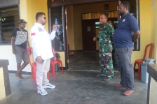 Senator Filep Wamafma saat berdiskusi dengan Kepala Distrik Isim dan anggota TNI yang bertugas di daerah setempat, Jumat (19/3). [Foto: Jaga Papua/WRP]
