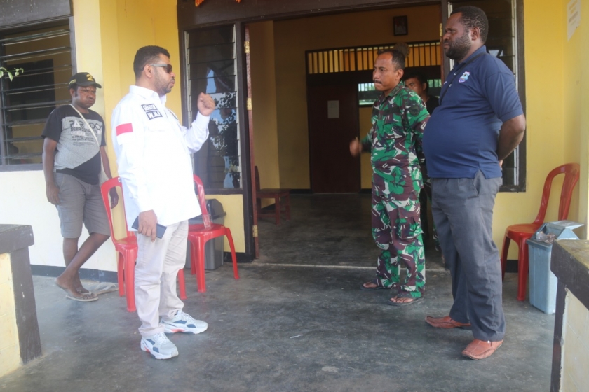 Senator Filep Wamafma saat berdiskusi dengan Kepala Distrik Isim dan anggota TNI yang bertugas di daerah setempat, Jumat (19/3). [Foto: Jaga Papua/WRP]