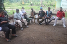 Filep Wamafma saat berdiskusi dengan Babinsa dan Kepala Kampung Kaironi beserta jajaran. [Foto: Jaga Papua/WRP]