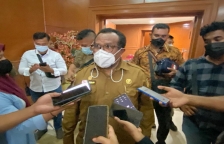 Sekda Papua Dance Yulian Flassy, usai bertemu para Kepala OPD di lingkungan Pemerintah Provinsi, Senin (22/3/2021). [Foto: Pemprov Papua]