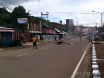 Kondisi ruas jalan di Manokwari pasca aksi massa pada Selasa (23/3/2021). [Foto: Jaga Papua/Rolly]