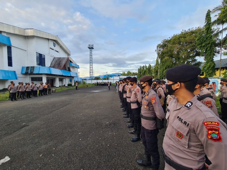 Ratusan personel Polda Papua Barat siap kawal proses pemakaman korban penikaman di Manokwari. [Foto: Rolly]