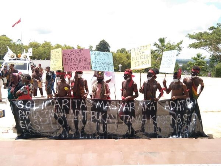 Aksi Solidaritas Masyarakat Adat di depan Gedung DPRD Kabupaten Sorong, Papua Barat (17/3/2021). [Foto: Akun Facebook Jamest Achel Moresby]