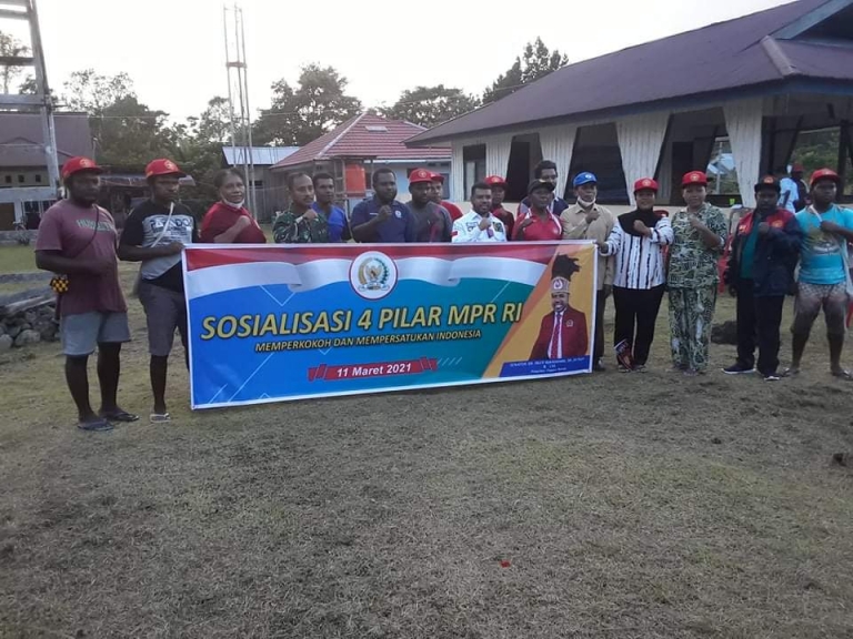 Senator Filep Wamafma Sosialisasi 4 Pilar MPR RI di Pedalaman Isim, Manokwari Selatan pada Kamis (11/3/2021). [Foto: WRP]