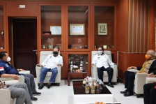 Ketua DPD RI dan rombongan berbincang dengan Wakil Gubernur NTT di Kupang. [Foto: Dok. DPD RI]