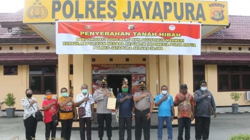 Penyerahan tanah hibah Ondoafi Doyo Lama kepada Polres Jayapura pada Rabu (24/3). [Foto: Dok. Humas Polri]
