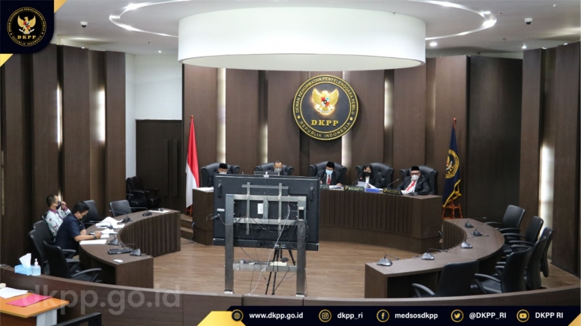 Sidang pembacaan putusan kode etik penyelenggara pemilu (KEPP) yang digelar di Ruang Sidang DKPP, Gedung DKPP, Jakarta, Rabu (24/3/2021). [Foto: DKPP RI]