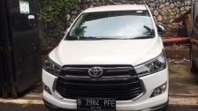 1 (satu) unit mobil Toyota Innova Venturer warna putih No. Polisi 2984 PFE dari 4 mobil mewah tersangka kasus korupsi Asabri  Ilham W Siregar yang disita Kejagung. [Foto: Dok. Kejagung RI]