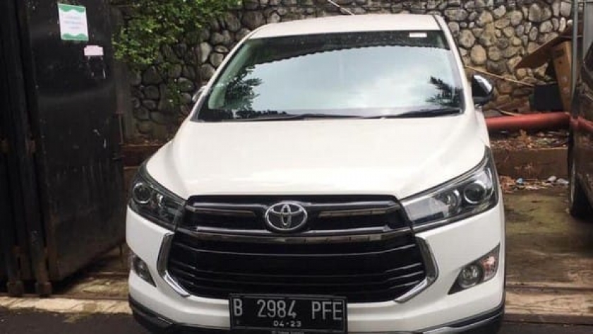 1 (satu) unit mobil Toyota Innova Venturer warna putih No. Polisi 2984 PFE dari 4 mobil mewah tersangka kasus korupsi Asabri  Ilham W Siregar yang disita Kejagung. [Foto: Dok. Kejagung RI]