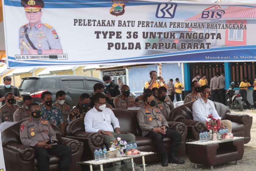 Peletakan batu pertama untuk perumahan Bhayangkara Polda Papua Barat PT. Binar Tri Sakti pada Jumat 25/03/2021. [Foto: Humas Polda Papua Barat]