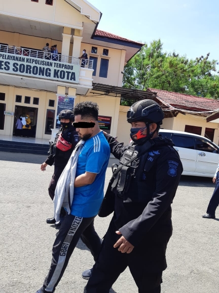 Salah satu narapidana kasus narkoba dari Lapas Sorong dikawal ke Lapas Nusakambangan. [Foto: ist]
