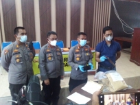 Konferensi Pers Polres Manokwari tentang kasus penikaman dua korban, Jumat (26/3). [Foto: Rolly]