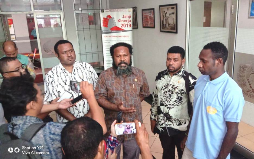 Dari Kiri: Anggota DPD RI, Mamberob Rumakiek, Welem Wandik (DPR RI), Dr. Filep Wamafma dan Mispo Gwijangge (kanan). Foto-fren.