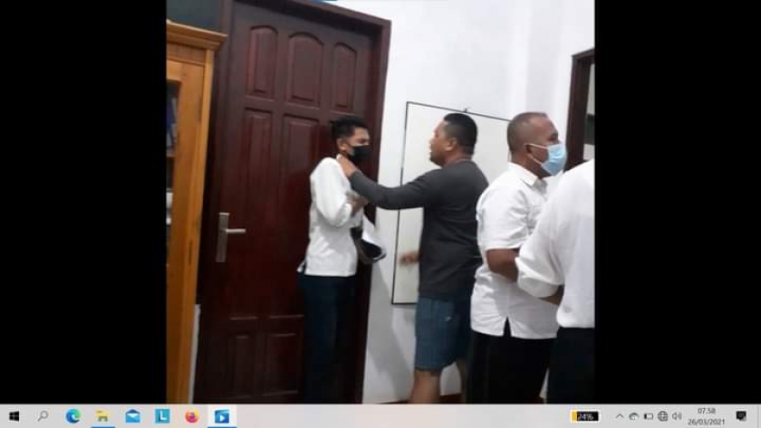 Oknum berlaku kasar kepada para jemaat di JLET Penfui, Kupang, Nusa Tenggara Timur (NTT). [Foto: Dok FB Alex Luttu]