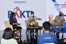 Menteri Komunikasi dan Informatika Johnny G. Plate dan Direktur Utama Badan Aksesibilitas Telekomunikasi dan Informasi (Dirut BAKTI) Anang Latif, berbincang bersama awak media tentang Kesiapan Pembangunan Infrastruktur Base Transceiver Station (BTS), di InterContinental Bali Resort, Denpasar Bali, Jumát (26/03/2021). [Foto: Dok Kominfo/AYH]