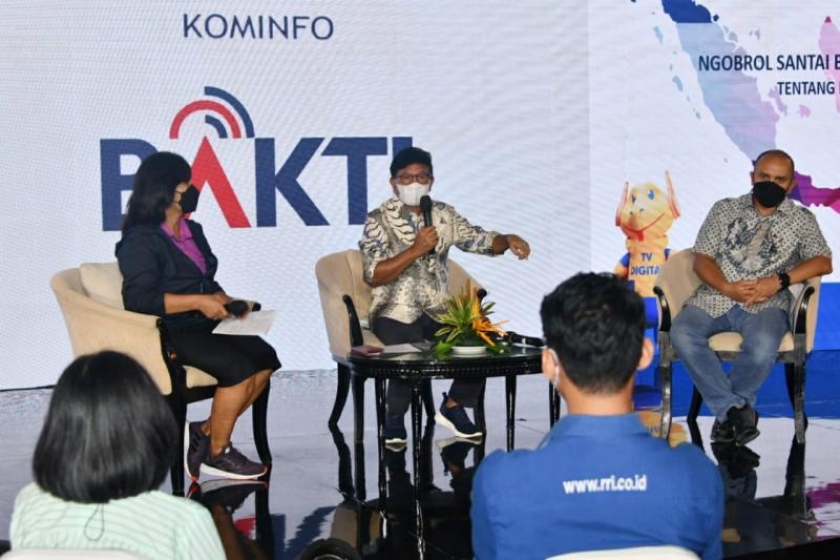 Menteri Komunikasi dan Informatika Johnny G. Plate dan Direktur Utama Badan Aksesibilitas Telekomunikasi dan Informasi (Dirut BAKTI) Anang Latif, berbincang bersama awak media tentang Kesiapan Pembangunan Infrastruktur Base Transceiver Station (BTS), di InterContinental Bali Resort, Denpasar Bali, Jumát (26/03/2021). [Foto: Dok Kominfo/AYH]