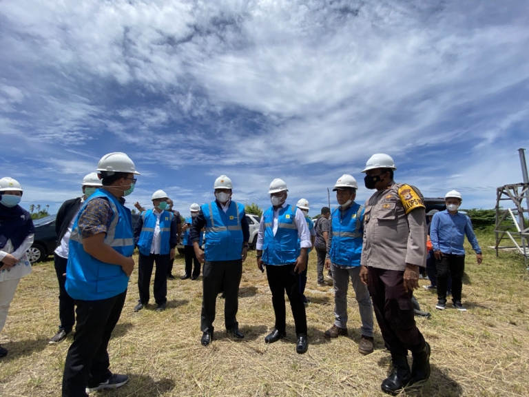 Deputi I KSP bidang Infrastruktur, Energi dan Investasi Febry C. Tetelepta saat meninjau pembangunan Pembangkit Listrik Tenaga Minyak dan Gas (PLTMG) 10 Megawatt (MW) dan Bendungan Waeapo, di Maluku, Kamis (25/3). [Foto: Dok KSP]
