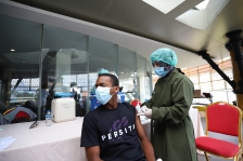 Vaksinasi peserta Piala Kemenpora 2021. [Foto: Dok. PSSI]