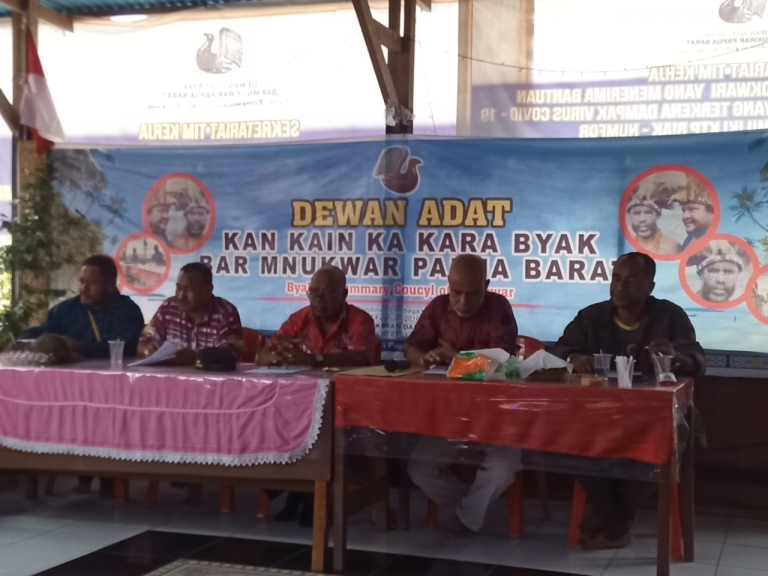 Pertemuan adat kepala suku Papua dengan keluarga korban Saiduy dan Wambrauw untuk menyatakan sikap,  Minggu (28/3). [Foto: WRP]