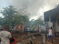 Kebakaran dua unit rumah di kompleks perumahan karyawan PT. Viktory Cemerlang Jalan Abe Pantai Nafri Distrik Abepura. Sabtu (27/3) sore. [Foto: Dok. Polresta Jayapura Kota]