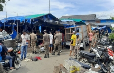 Pemerintah Provinsi Papua menertibkan pedagang di kawasan Pangkalan Pendaratan Ikan (PPI) Hamadi, Kota Jayapura, Senin (29/3) pagi. [Foto: Dok. Pemprov Papua]