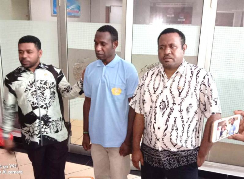 Mispo Gwijangge di dampingi Senator Filep Wamafma (kiri) dan Mamberob Rumakiek. 
