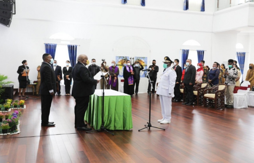 Anton Mote dilantik Wakil Gubernur Papua Klemen Tinal di Gedung Negara, Jayapura, Senin (29/3/2021) pagi. [Foto: Dok Pemprov Papua]