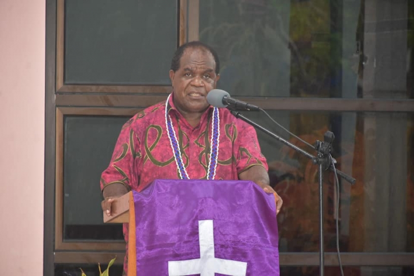 Bupati Sorong, Dr. Johny Kamuru, S.H., M.Si meresmikan rumah pastori Jemaat GKI Elim Seget pada Sabtu (27/3). [Foto: Diskominfo Kabupaten Sorong]
