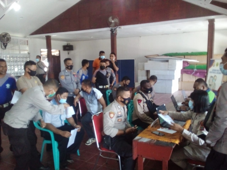 Vaksinasi Covid-19 Tahap Kedua Polres Manokwari di Aula Polres Manokwari pada Selasa (30/3). [Foto: JP/Rolly]