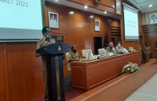 Rapat Koordinasi Pemprov Papua dengan Asisten Deputi Standardisasi Jabatan dan Kompetensi SDM Aparatur Kemenpan RB, Arizal di Jayapura, Selasa (30/3). [Foto: Pemprov Papua]