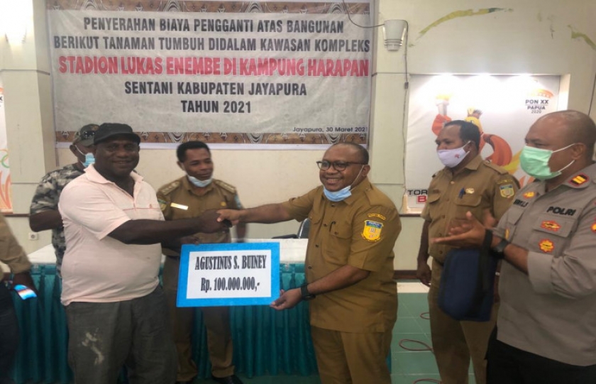 Penyerahan Biaya Pengganti atas Bangunan dan Tanaman Tumbuh di Kompleks Stadion Lukas Enembe di Sentani Jayapura pada Selasa (30/3). [Foto: Pemprov Papua]