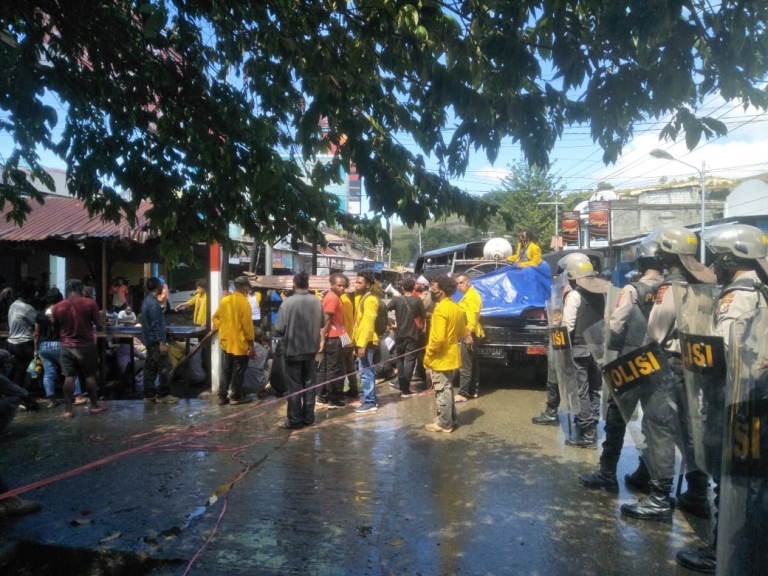 Ilustrasi mahasiswa Papua dan aparat keamanan. [Foto: Paham dan Kontras Papua]