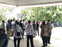 Masyarakat mendatangi Kantor Badan Perencanaan dan Pembangunan Daerah (BAPPEDA) Kabupaten Sorong pada Rabu (31/3). [Foto: Facebook Jamest Achel Moresby]