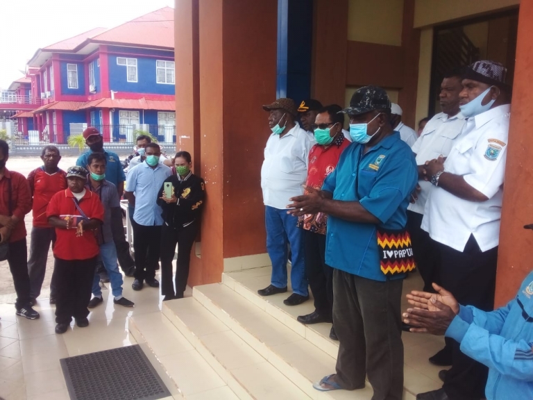 Kepala Dinas BKD Provinsi Yustus Maidodga saat menemui massa aksi tenaga honorer di BKD Papua pada Kamis (1/4). [Foto: JP/Rolly]