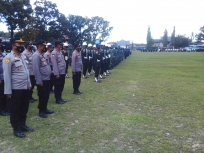 600 personel gabungan TNI/Polri dan ormas melaksakan apel gabungan di lapangan Borasi Manokwari pada Kamis (1/4) untuk memperketat penjagaan dalam pelaksanaan Hari Raya Paskah. [Foto: JP/Rolly]