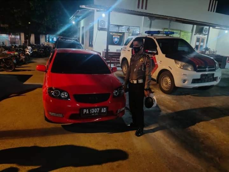 Mobil Toyota Vios PA 1307 AD yang viral di media sosial lantaran melawan arus dari lampu merah brimob hingga depan Ramayana Abepura ditangkap pihak kepolisian pada Rabu (31/3) malam pukul 22.30 WIT. [Foto: Polres Jayapura Kota]