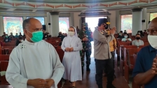 Kapolda Papua Barat saat mengunjungi gereja pastikan Jumat Agung aman pada Jumat (2/4). [Foto: JP/Rolly]