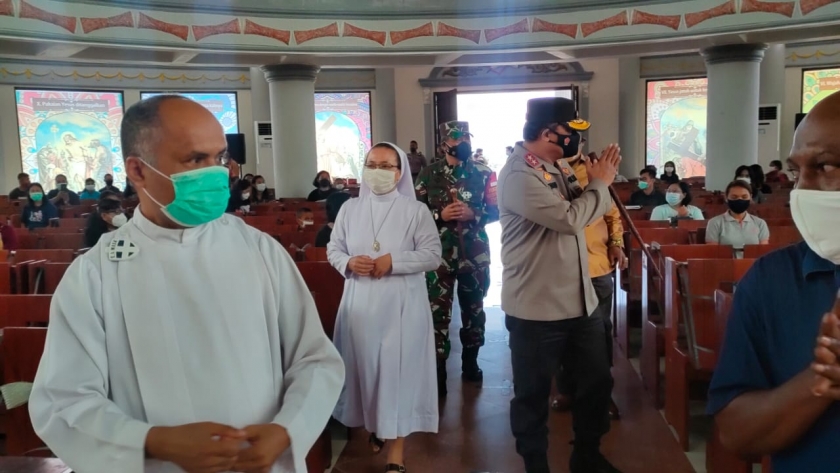 Kapolda Papua Barat saat mengunjungi gereja pastikan Jumat Agung aman pada Jumat (2/4). [Foto: JP/Rolly]