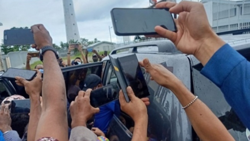 Gubernur Papua Lukas Enembe setibanya di kantor PLBN Skouw usai dideportasi dari PNG, Jumat (2/4/2021).